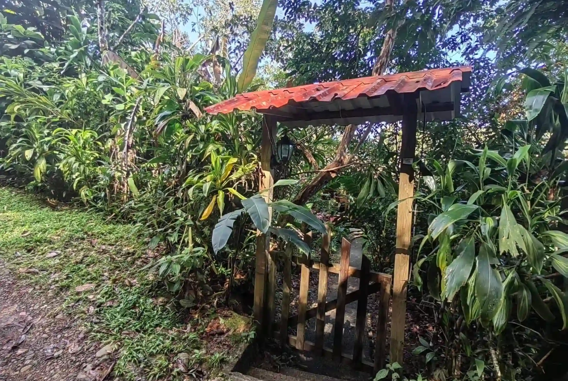 2 Bedroom Mountain Summer Cabin near Tinamaste Costa Rica for Sale - Gate