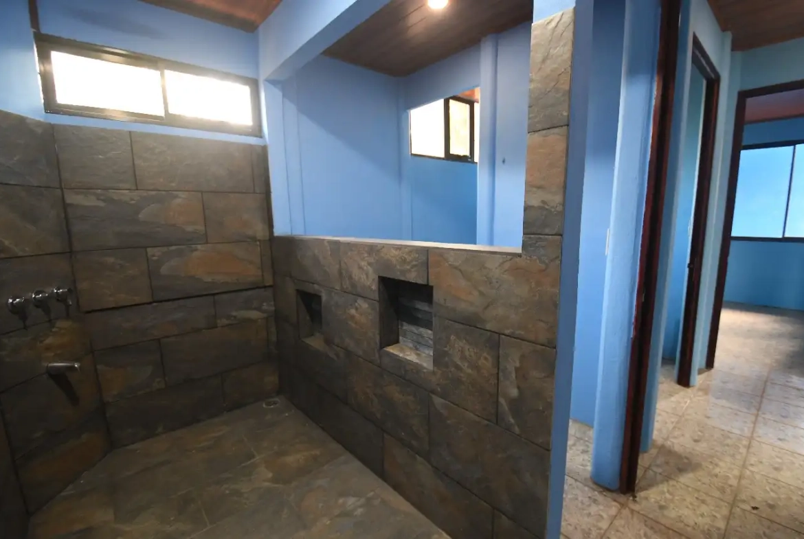 Cozy Home for Sale by Owner in Puriscal Costa Rica - Large Shower